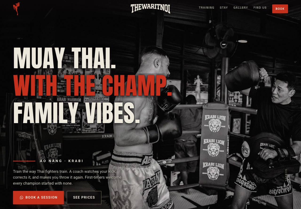 The Thewaritnoi Krabi Muaythai site: a black-and-white hero of pad work in the ring, headlined &ldquo;Muay Thai. With the champ. Family vibes.&rdquo;